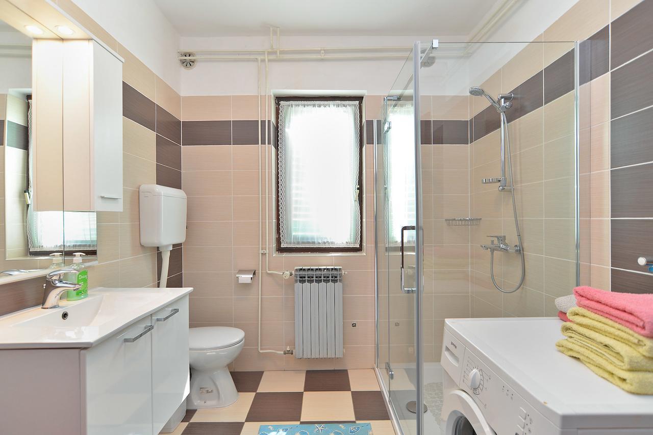 Apartments Gracijano 1724 Ližnjan エクステリア 写真