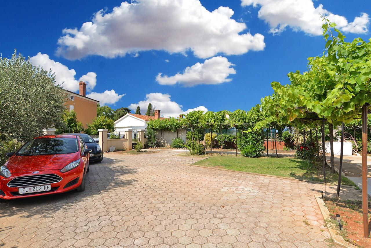 Apartments Gracijano 1724 Ližnjan エクステリア 写真