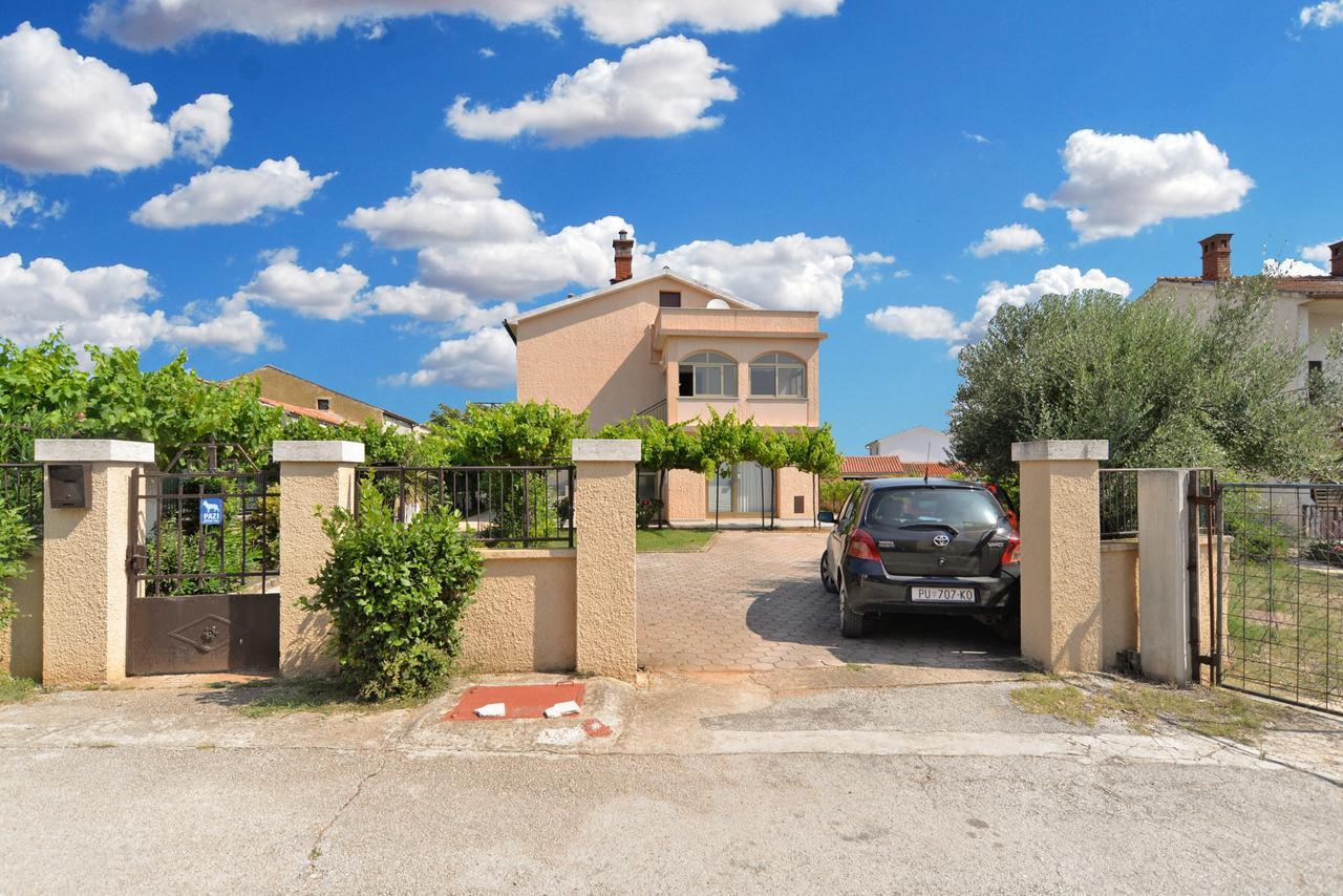 Apartments Gracijano 1724 Ližnjan エクステリア 写真