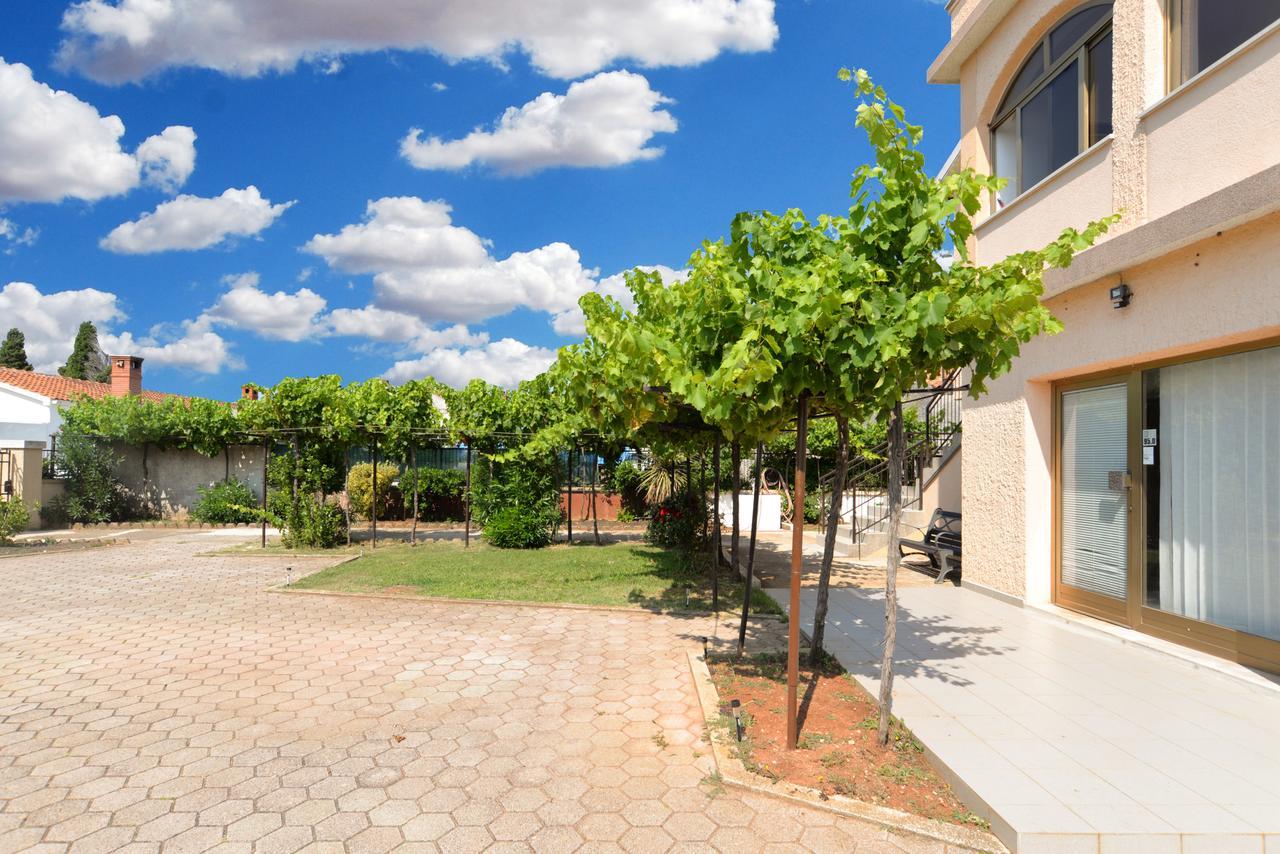 Apartments Gracijano 1724 Ližnjan エクステリア 写真