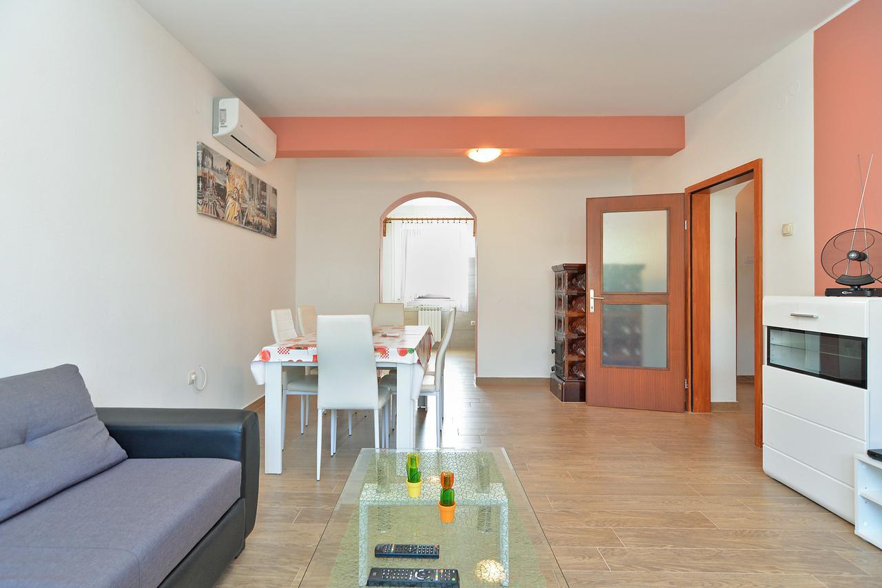 Apartments Gracijano 1724 Ližnjan エクステリア 写真
