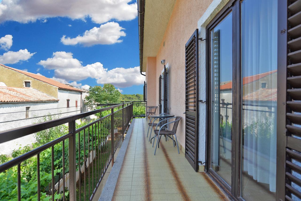 Apartments Gracijano 1724 Ližnjan エクステリア 写真