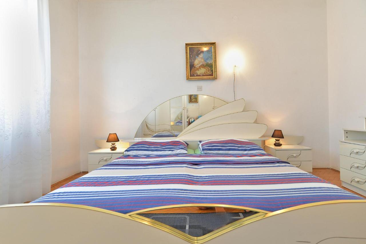 Apartments Gracijano 1724 Ližnjan エクステリア 写真